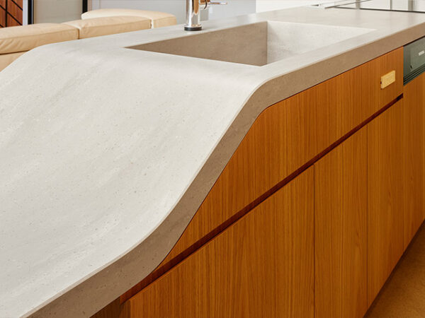 自社大型電熱路による<br />
複雑な曲げ加工